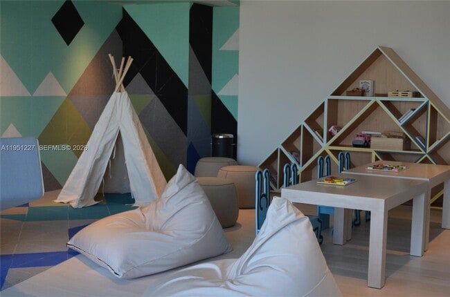 Building Photo - 121 NE 34th St