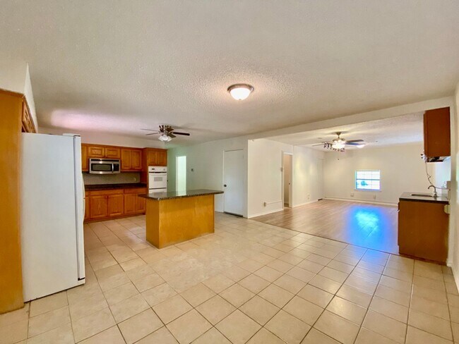 Building Photo - 3 bedroom, 2.5 Bath in Forest Oaks (Near Forest Hills)
