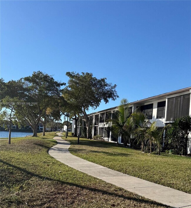 Building Photo - 201 Lake Pointe Dr