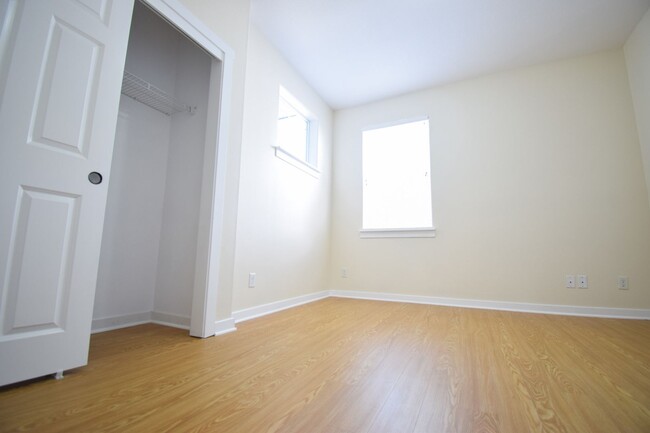 Building Photo - NEW LOWERED RENT!!!  $1,000 Move-in Specia...