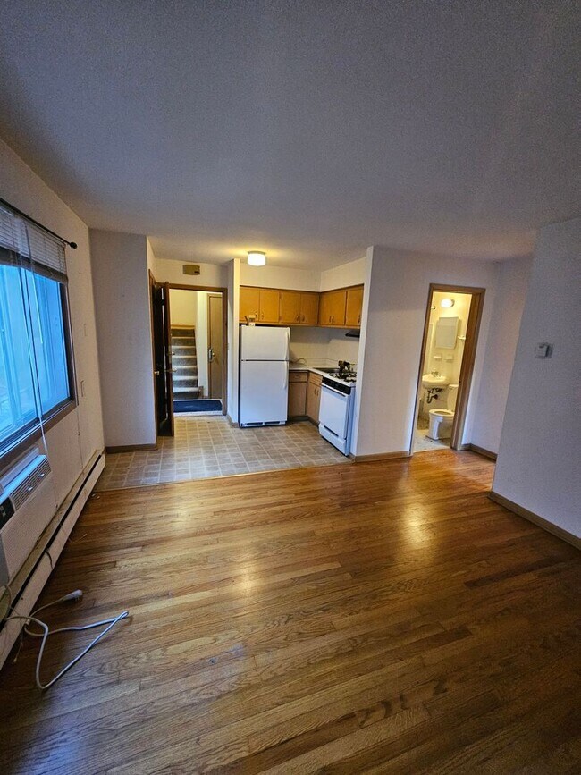 Interior Photo - 1851 N Oakland Ave (18 Unit)