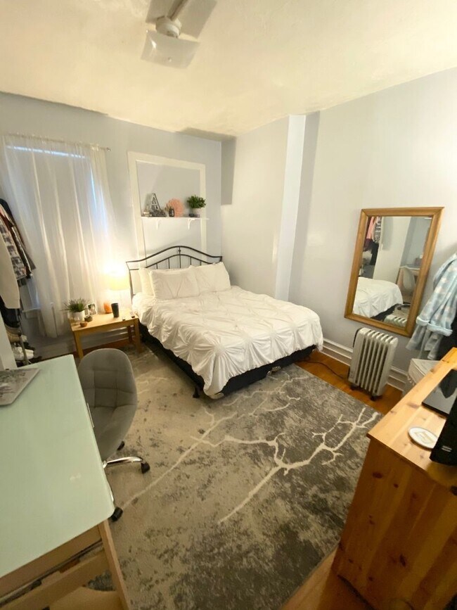 Building Photo - Spacious 3 or 4 Bedroom 2 Bathroom Available in Oakland, Modern Updates and Great Front Porch and...