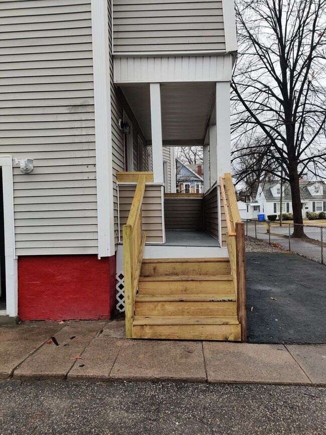Building Photo - 256 White St