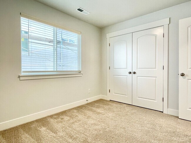 Building Photo - Sleek Townhome at Mountain Ridge!