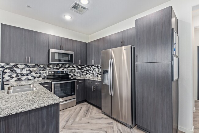 Building Photo - 2321 E Huntington Dr