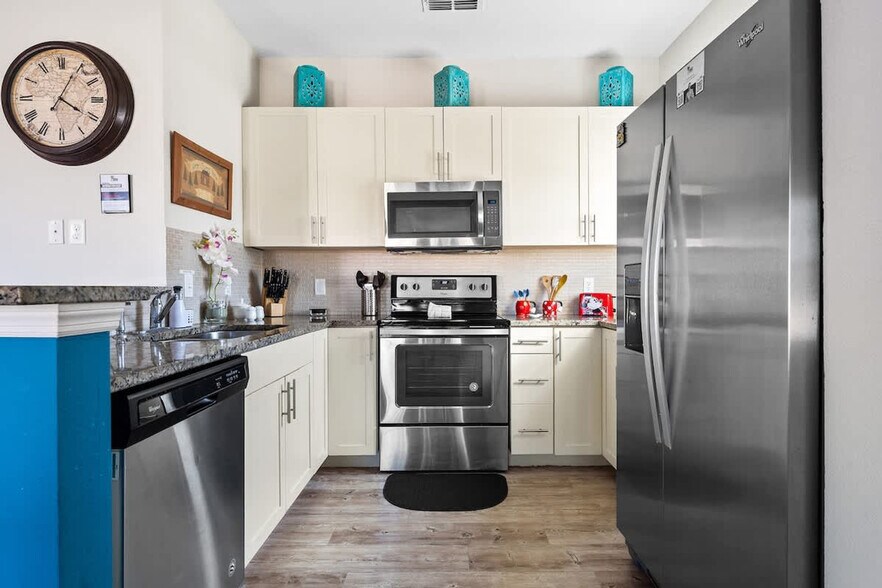 Building Photo - 8989 Shine Dr