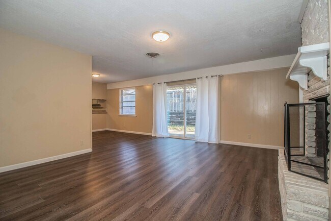 Building Photo - SOUTH HILLS Home on Large Corner Lot!!!!