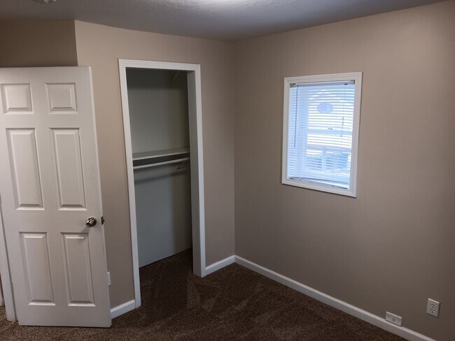 Building Photo - 3 Bedroom Home with Detached Garage