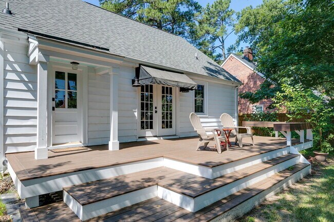 Building Photo - 5000 Bromley Ln