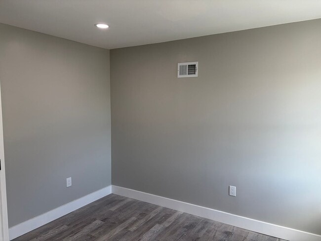 Building Photo - Fully Renovated 2 Bed 1 Bath Townhouse Style Row Home Now Available