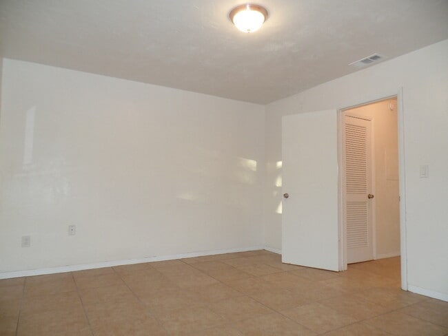 Building Photo - Great value 1/1 near SPC, Tyrone, Pinellas Trail & Azalea Rec