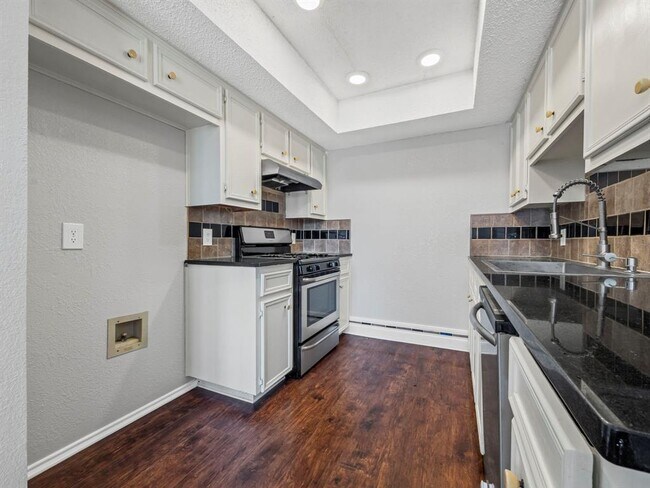 Building Photo - 1002 Cresswell Dr