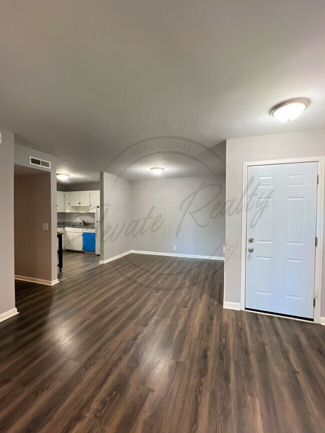 Building Photo - Bright and Airy Second-Floor Apartment with Upgrades and Pet Friendly!