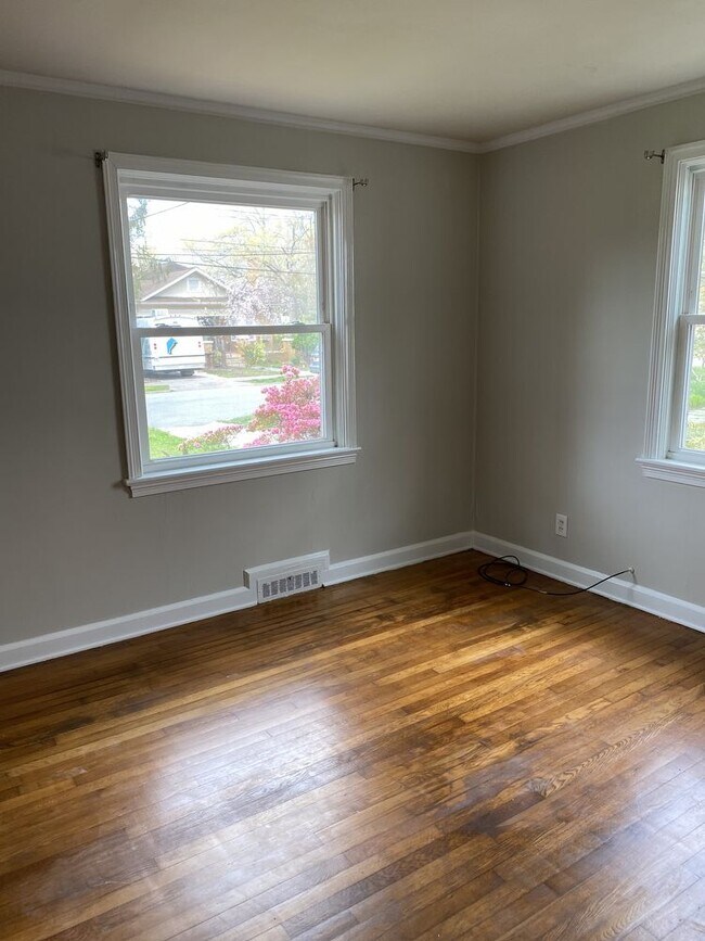 Building Photo - 3 Bedroom two bath in Lindley Park