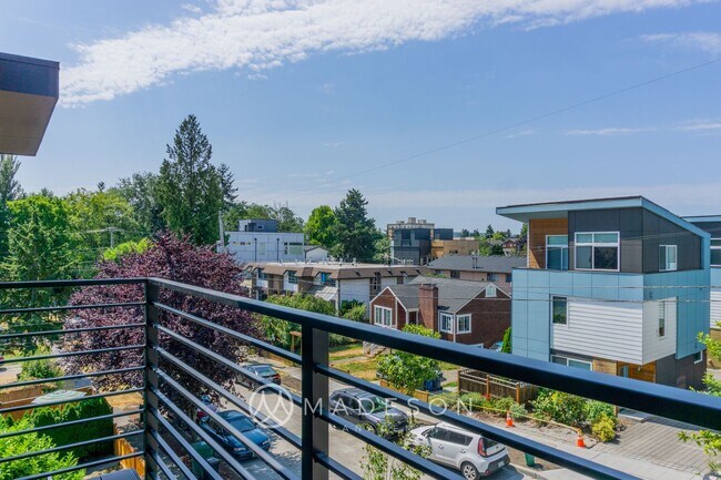 Building Photo - 9730 Woodlawn Ave N