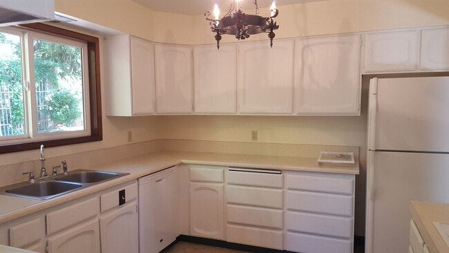 Building Photo - Raleigh Hills Beauty! XL Yard & Attached Garage! Dogs OK!