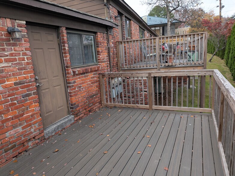 Building Photo - 1869 Montclaire Ln