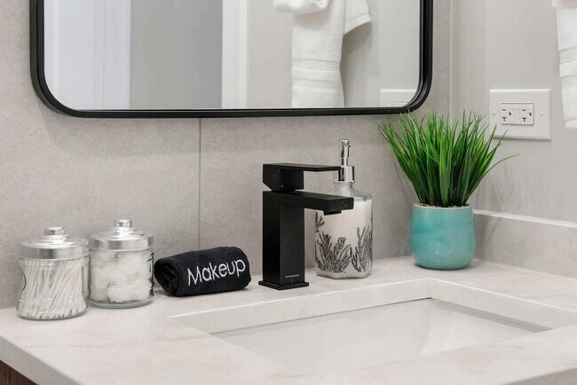 Building Photo - 2344 W Polk St