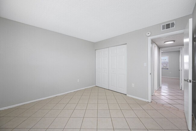 Building Photo - Spacious 2 Bed-1Bath apartment with Pool!