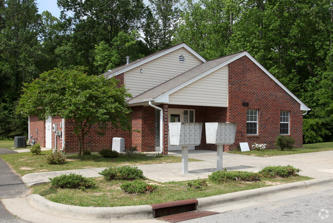 Building Photo - Laurel Oaks Apartments