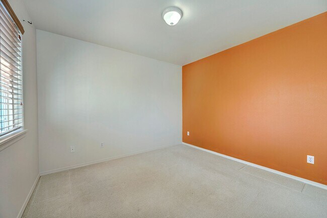 Building Photo - Mountlake Terrace Two Story Home