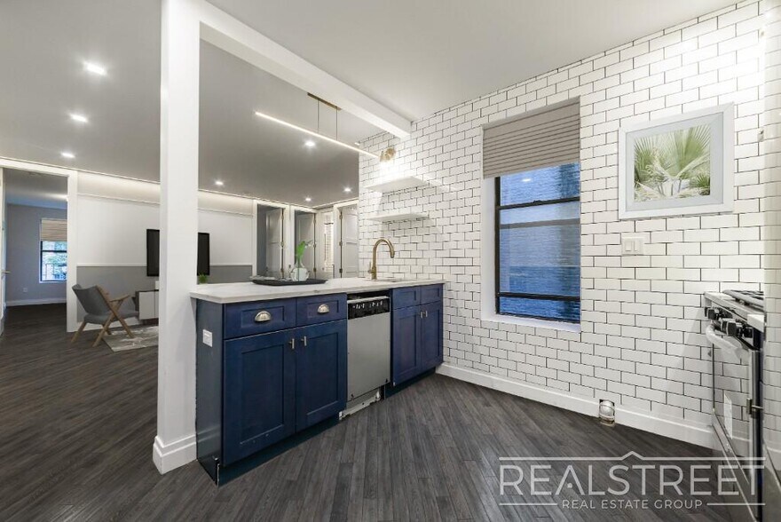Building Photo - NEWLY RENOVATED 3 BED 2 BATH APT in Brooklyn Heights!