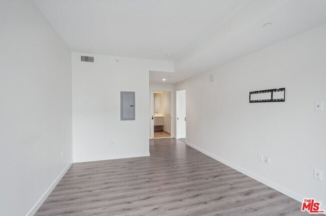 Building Photo - 1050 S Grand Ave