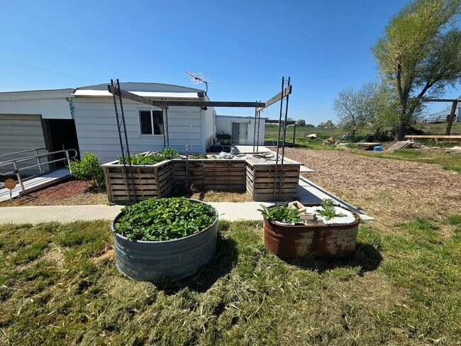 Building Photo - 3 Bed, 1.5 Bath Country-Home on 5 Acres