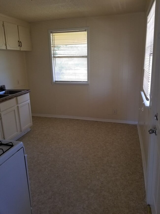 Building Photo - 2 Bedroom and 1 bath Central air and heat