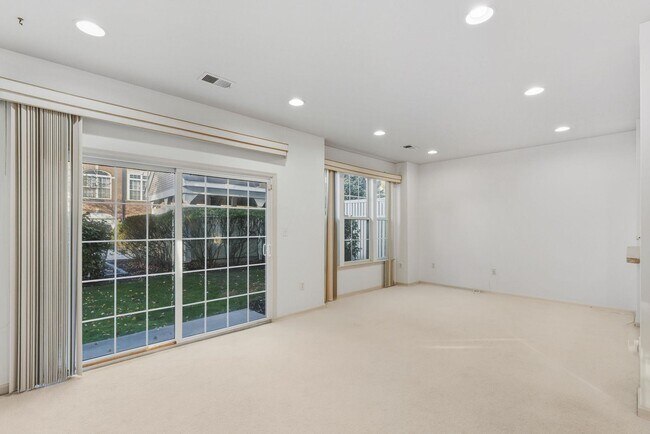 Building Photo - 108 Riverwalk Way