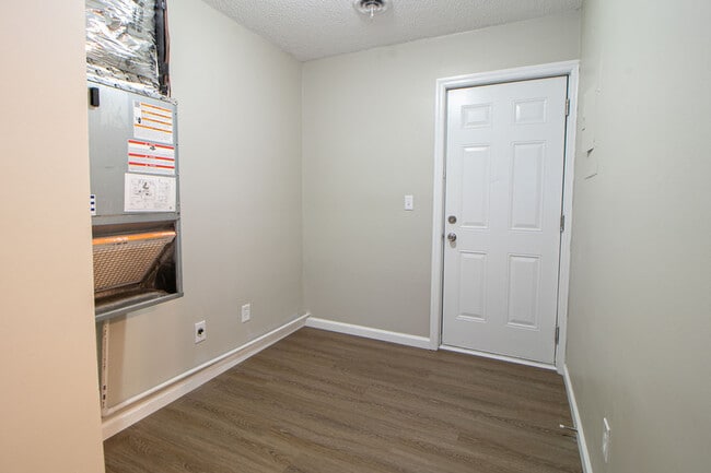 Building Photo - 8-408 Thompsonville Ln