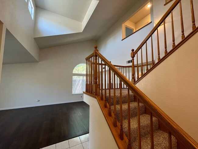 Building Photo - Spacious & Stylish 4-Bed Home in Prime Sto...