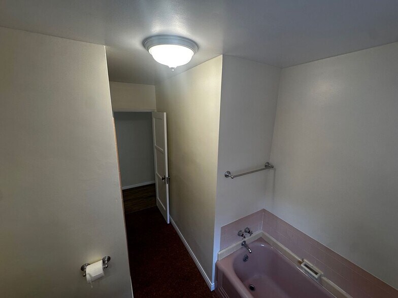 Building Photo - 2151 N Altadena Dr