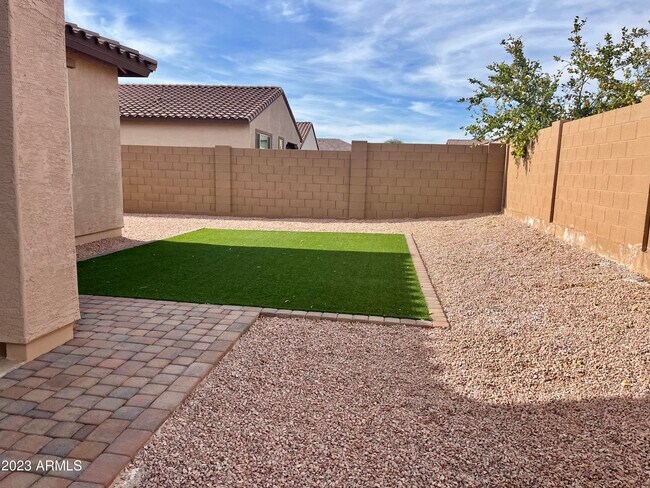 Building Photo - 566 E White Wing Dr