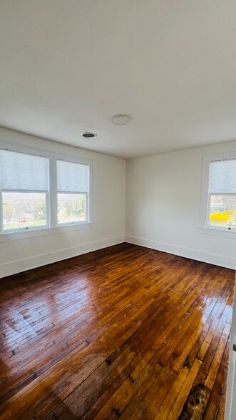 Building Photo - 812 Tyler Ave