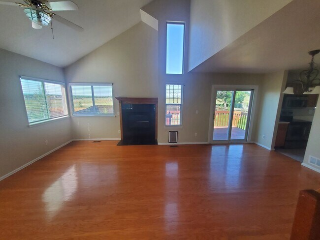 Building Photo - 3 Bedroom Home w Extra Room and 2 Car Garage in Stratford Lakes!