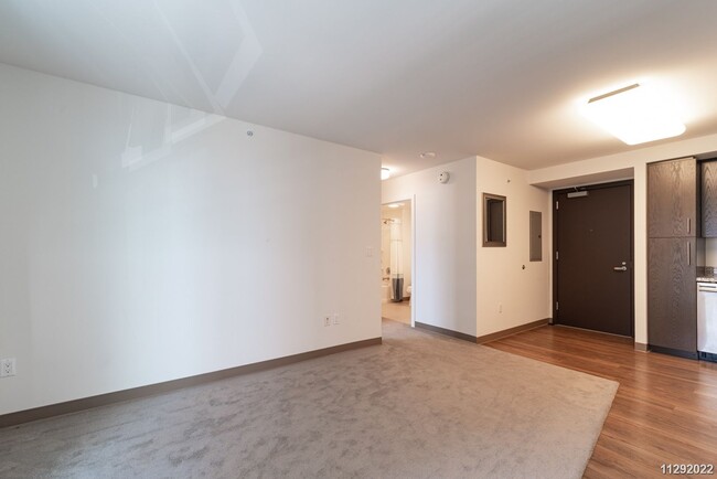 Building Photo - Modern 1BR Condo in Prime Ward Village - T...