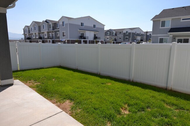 Building Photo - Gorgeous 4 Bed 3 Bath Townhouse in Riverton!