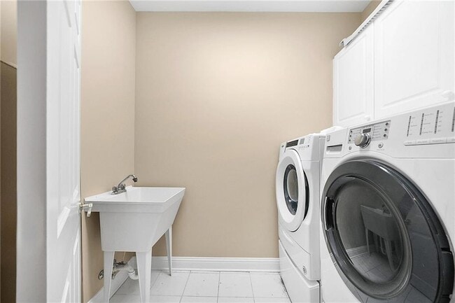 Building Photo - 225 Lake Summit View