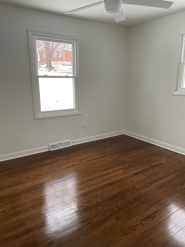Building Photo - 4 Bedroom Remodeled House off Old Forest Road