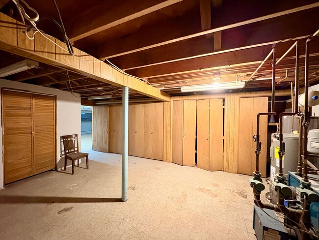 Building Photo - Sprawling Brick Ranch with Huge Lot & Garage in Prime Nottingham Location