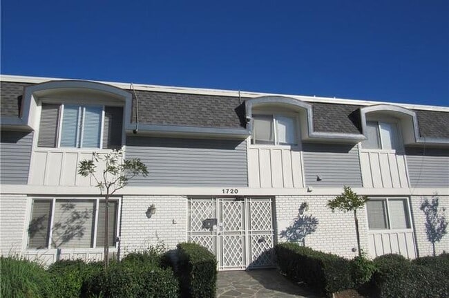 Building Photo - Bright Upstairs 2BR/1.5BA with Parking & G...