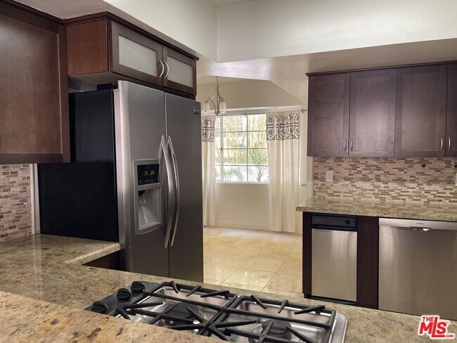 Building Photo - 431 N Doheny Dr