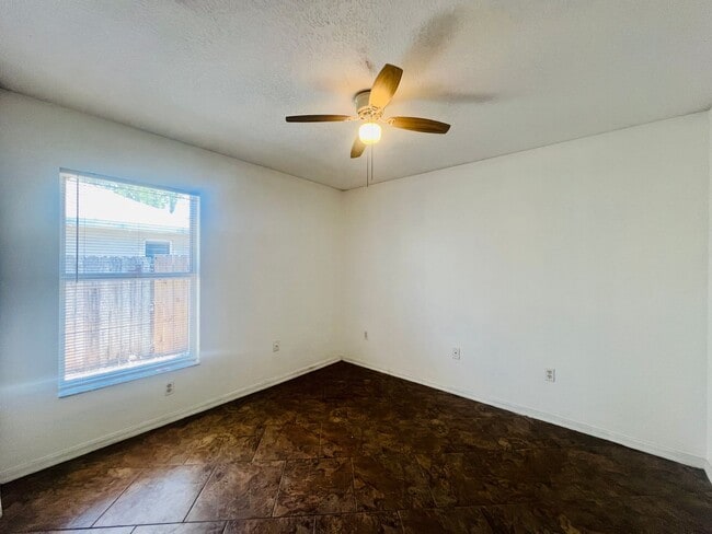 Building Photo - 3 Bedroom, 2 Bath Home with Yard - Palmetto