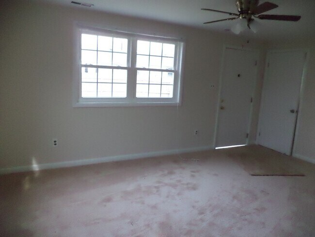 Building Photo - 4 Bedroom Single Family Home in Hampton