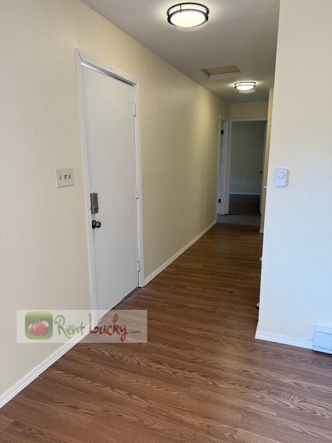 Building Photo - Fully Remodeled & Super Cute 2-Bedroom Cot...