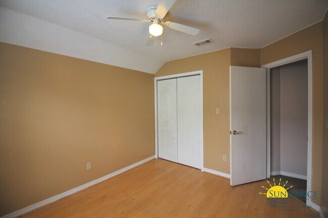 Building Photo - Lovely 4 Bedroom Home in Fort Walton Beach