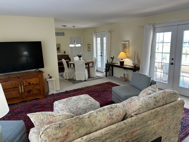 Building Photo - 1220 Lakeside Dr