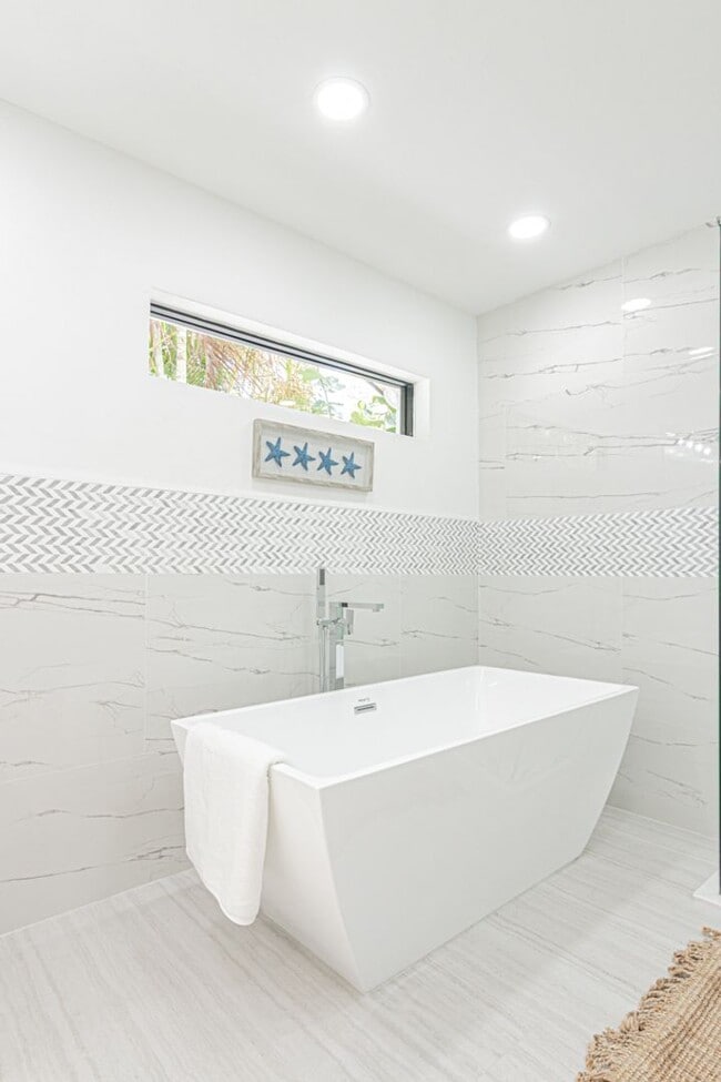 Building Photo - Newly Renovated 3 Bedroom Pool Home in Des...