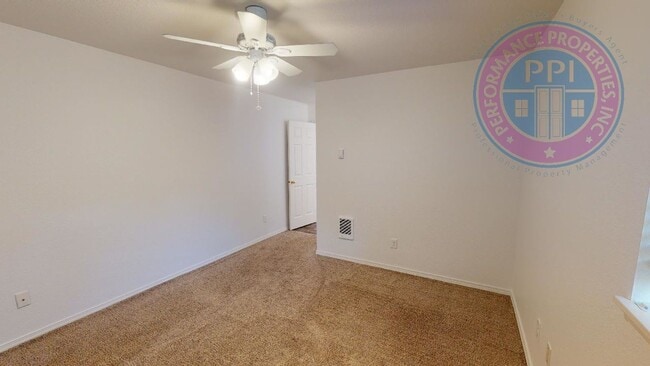 Building Photo - Desirable West Linn Location / Walk To The...